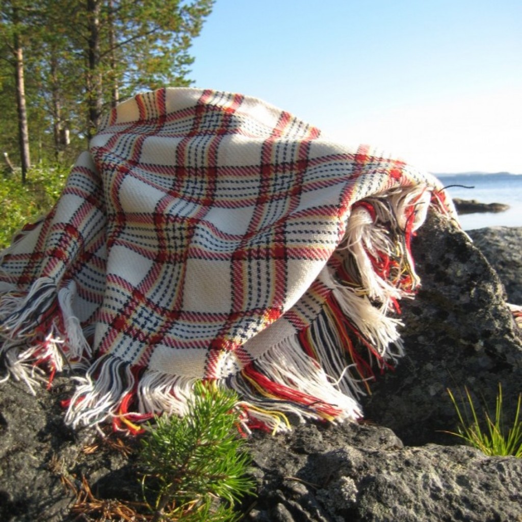 A white shawl in the beach of lake Inari.